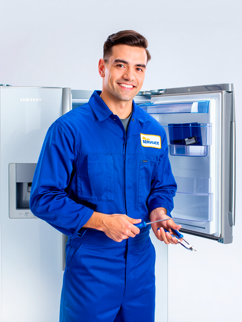 Мастер ремонтирует холодильник Samsung